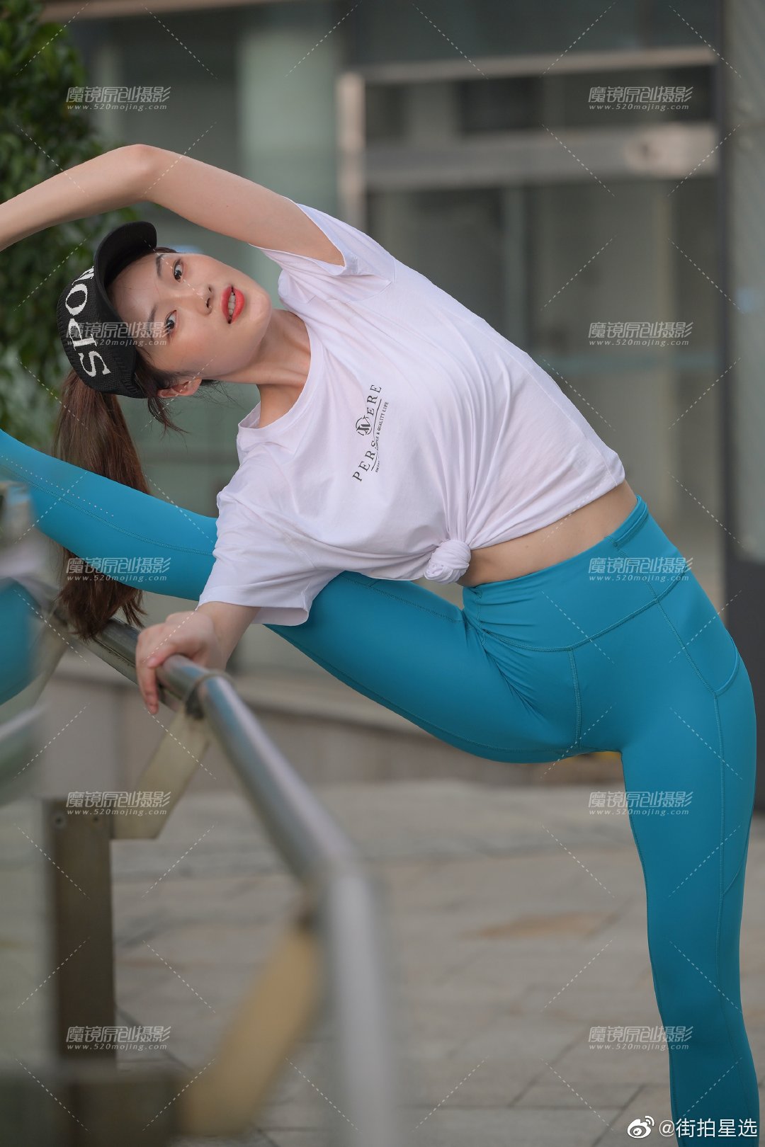 一字马 翘臀瑜伽裤一字马美女街拍-我爱看围脖